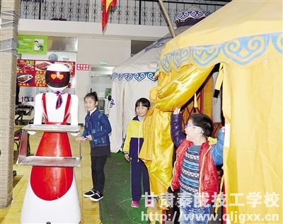 机器人迎宾、上菜已成 为商家招徕顾客的一种新卖点 本报记者 胡楚强 摄