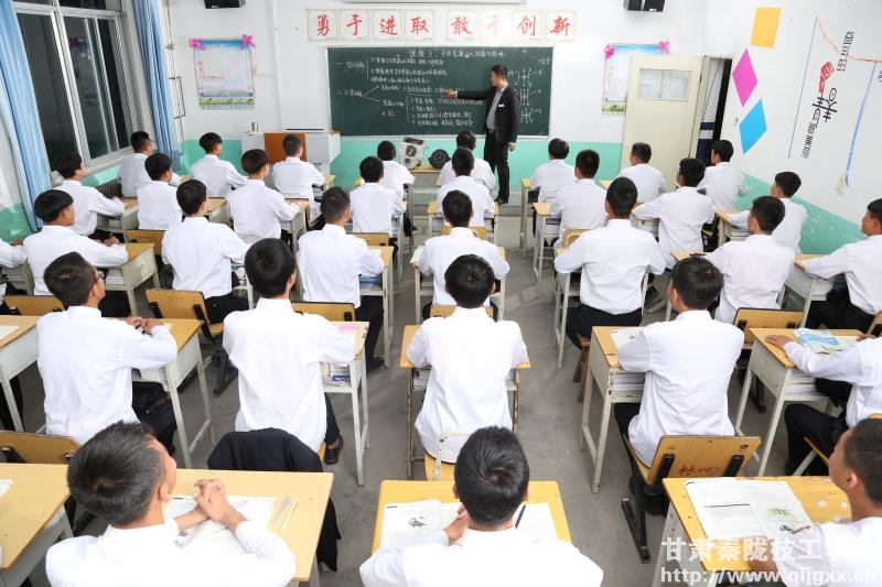 兰州高铁中专学校告诉你，初中生学厨师去哪比较好?