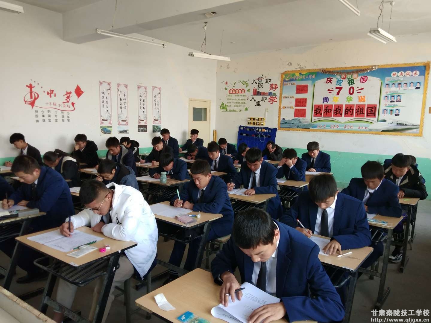 兰州中专学校告诉你，男生学高铁还是计算机专业好?